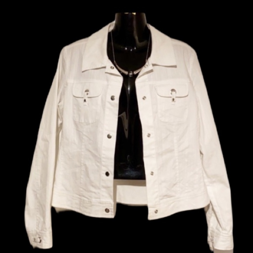🍒 AZAR White Jacket...perfect for the Season!!!